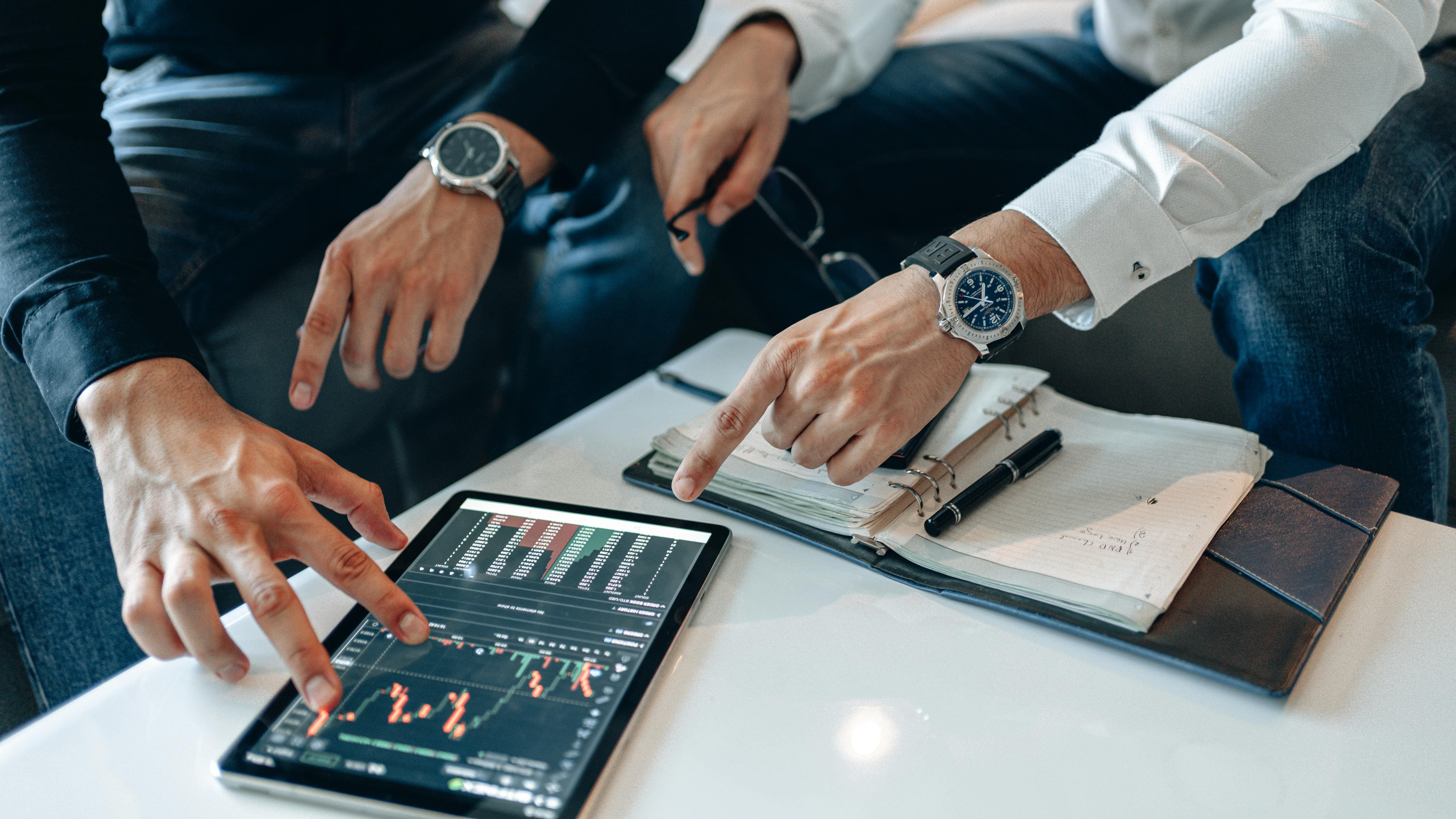 Reunião de gestores analisando dados financeiros e de cadeia de suprimentos